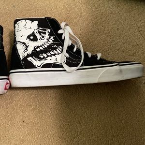 Vans high top skull sneakers size 8 women’s 6.5 men’s